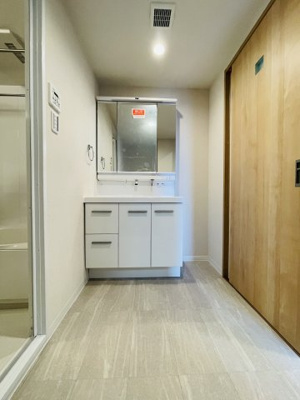 【独立洗面台】 | ハイネスピア六甲薬師通 | ■ 独立洗面台
三面鏡付きの独立洗面台。
鏡裏収納で小物類もすっきり整理できます。