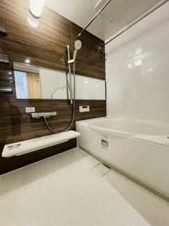 【浴室】 | ハイネスピア六甲薬師通 | ■ 浴室
浴室乾燥機付きのユニットバス。
天候を気にせず洗濯ができ、快適なバスタイムを実現。