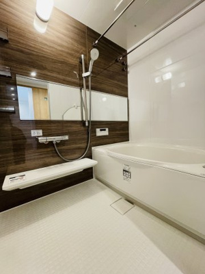 【浴室】 | ハイネスピア六甲薬師通 | ■ 浴室
浴室乾燥機付きのユニットバス。
天候を気にせず洗濯ができ、快適なバスタイムを実現。