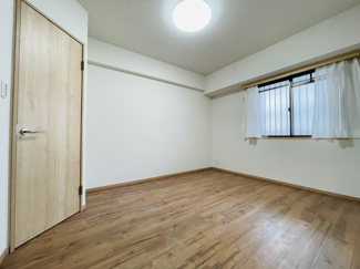 【洋室】 | ハイネスピア六甲薬師通 | ■ 洋室 約6.3帖
北向きながら採光の取れた洋室。
ウォークインクローゼット付きで収納力も確保。