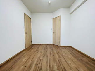 【洋室】 | ハイネスピア六甲薬師通 | ■ 洋室 約6.3帖
北向きながら採光の取れた洋室。
ウォークインクローゼット付きで収納力も確保。