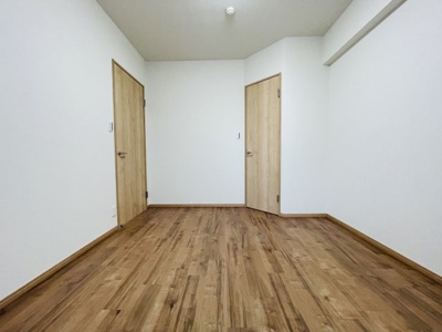 【洋室】 | ハイネスピア六甲薬師通 | ■ 洋室 約6.3帖
北向きながら採光の取れた洋室。
ウォークインクローゼット付きで収納力も確保。