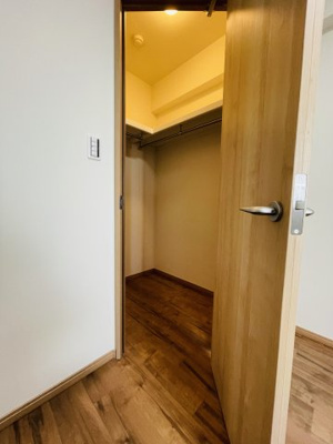 【収納】 | ハイネスピア六甲薬師通 | ■ ウォークインクローゼット
衣類や季節物をまとめて収納できるウォークインクローゼット。
居住空間を広く使えます。