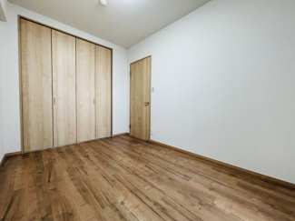 【洋室】 | ハイネスピア六甲薬師通 | ■ 洋室 約5.3帖
大きな窓で明るさを確保した北側洋室。
クローゼット付きで使いやすい一室。