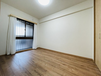 【洋室】 | ハイネスピア六甲薬師通 | ■ 洋室 約5.3帖
大きな窓で明るさを確保した北側洋室。
クローゼット付きで使いやすい一室。