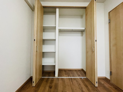 【収納】 | ハイネスピア六甲薬師通 | ■ 洋室 約5.3帖
大きな窓で明るさを確保した北側洋室。
クローゼット付きで使いやすい一室。