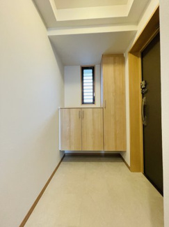 【玄関】 | ハイネスピア六甲薬師通 | ■ 玄関
窓付きで明るい玄関スペース。
シューズボックス新調済で収納力も◎。