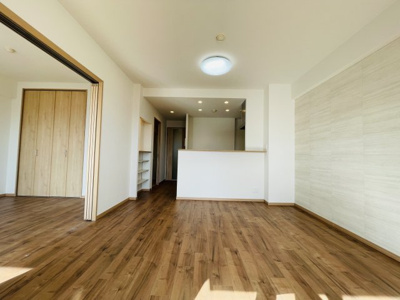 【居間・リビング】 | ハイネスピア六甲薬師通 | ■ LDK
白基調の落ち着いた内装。南向きで陽当たり良好な明るいLDK。