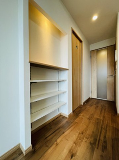 【収納】 | ハイネスピア六甲薬師通 | ■ リビング収納
可動棚付きの便利な収納スペース。
ニッチ感覚でも使える照明付き。