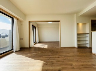 【居間・リビング】 | ハイネスピア六甲薬師通 | ■ リビング
隣接する洋室と一体利用が可能。
ライフスタイルに合わせて広く使えます。