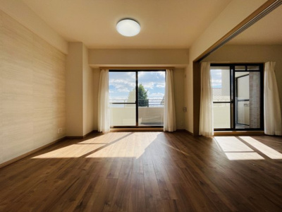 【居間・リビング】 | ハイネスピア六甲薬師通 | ■ LDK
白基調の落ち着いた内装。
南向きで陽当たり良好な明るいLDK。