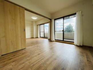 【洋室】 | ハイネスピア六甲薬師通 | ■ 洋室 約6.0帖
リビングに隣接した南向き洋室。
バルコニーに面し明るく、和室から洋室へ変更済。