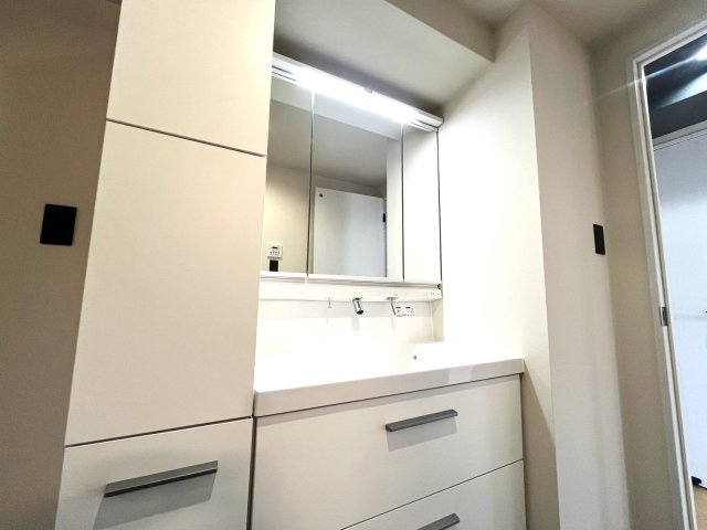 アンピール松島の独立洗面台|三面鏡は忙しい朝の味方です☆