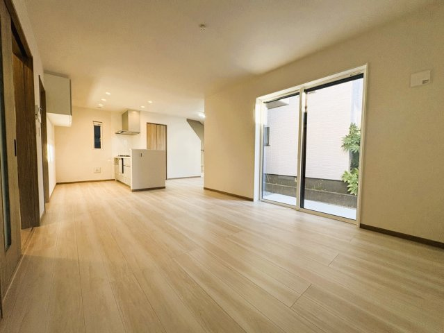 三郷市　高州1丁目　新築戸建　全1棟の居間・リビング|１階にあるLDKは17.8帖の空間となります