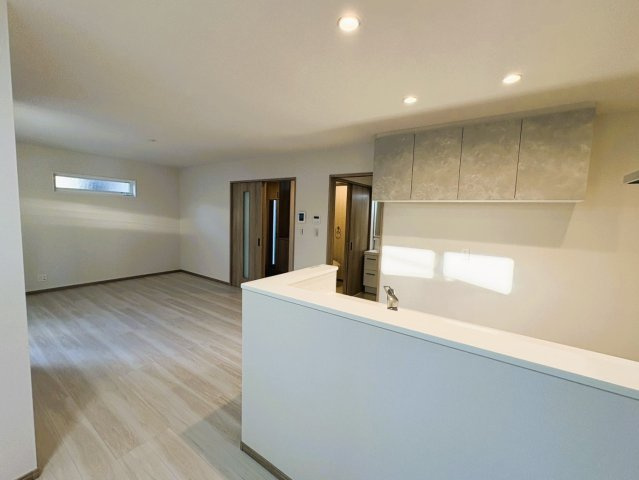 三郷市　高州1丁目　新築戸建　全1棟の居間・リビング|溢れる光をたっぷり取り込んだリビングダイニング。