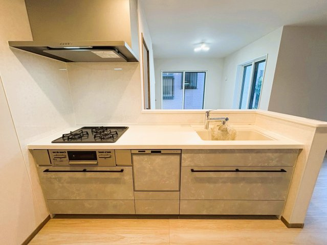 三郷市　高州1丁目　新築戸建　全1棟のキッチン|家族との対話が楽しめるオープン・キッチンを採用。家族との会話が楽しみになりますね