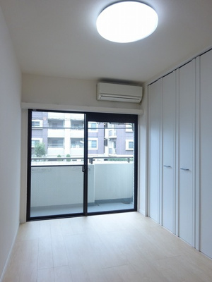 【居間・リビング】 | ハイネスときわ台 | こちらの居間で趣味の時間をお楽しみください