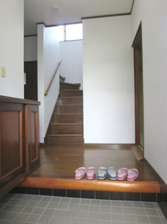 【玄関】 | 東金市東中　中古戸建 | 内外装リフォーム済み令和7年12月  敷地約86坪バーベキューや菜園が可能です。平成8年10月築