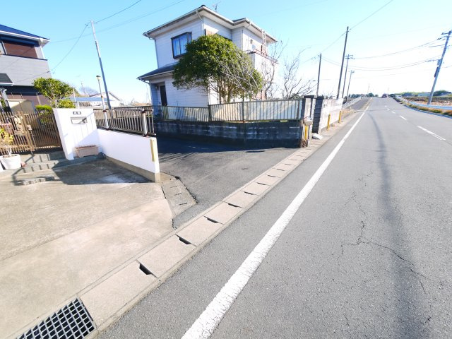 東金市東中　中古戸建の前面道路含む現地写真|内外装リフォーム済み令和7年12月  敷地約86坪バーベキューや菜園が可能です。平成8年10月築