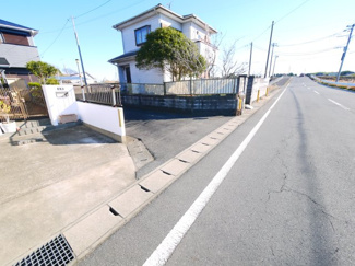 【前面道路含む現地写真】 | 東金市東中　中古戸建 | 内外装リフォーム済み令和7年12月  敷地約86坪バーベキューや菜園が可能です。平成8年10月築