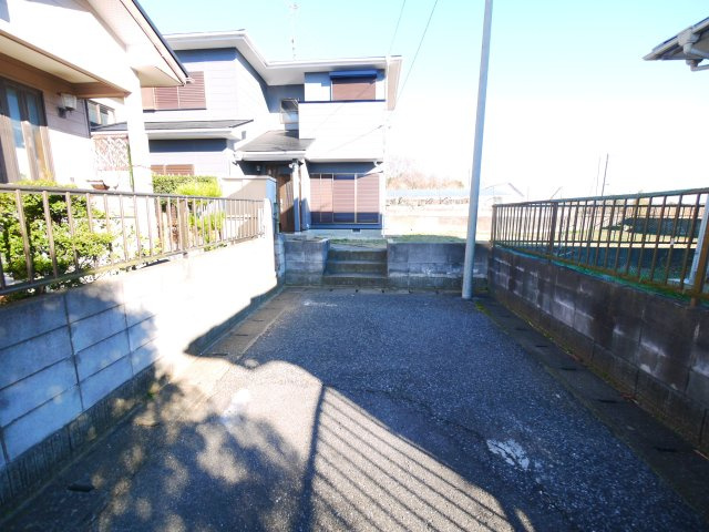 東金市東中　中古戸建の駐車場|内外装リフォーム済み令和7年12月  敷地約86坪バーベキューや菜園が可能です。平成8年10月築