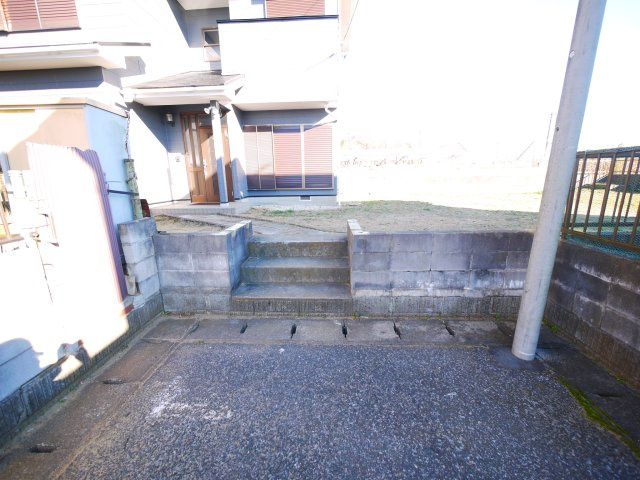 東金市東中　中古戸建の駐車場|内外装リフォーム済み令和7年12月  敷地約86坪バーベキューや菜園が可能です。平成8年10月築
