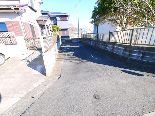 東金市東中　中古戸建の駐車場|内外装リフォーム済み令和7年12月  敷地約86坪バーベキューや菜園が可能です。平成8年10月築