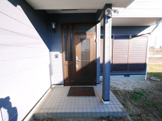 【玄関】 | 東金市東中　中古戸建 | 内外装リフォーム済み令和7年12月  敷地約86坪バーベキューや菜園が可能です。平成8年10月築