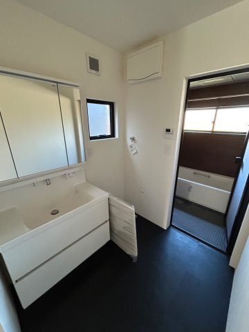 湖西市鷲津　中古戸建の独立洗面台|使いやすい独立洗面台です