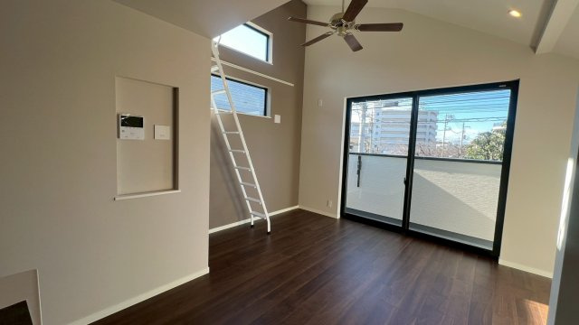 世田谷区代田　完成新築戸建B号棟の居間・リビング