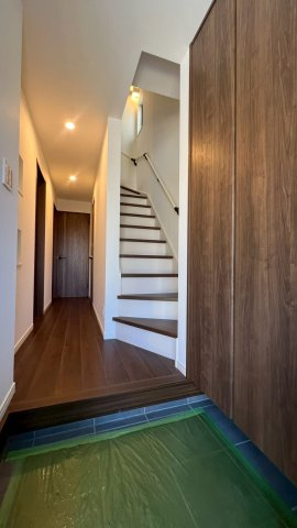 世田谷区代田　完成新築戸建B号棟の玄関