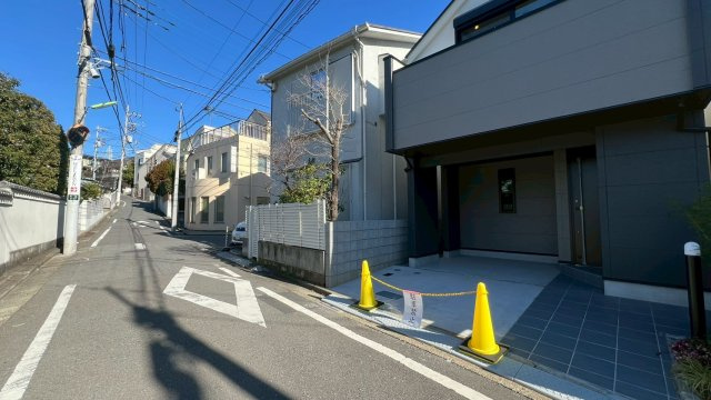 世田谷区代田　完成新築戸建B号棟の前面道路含む現地写真