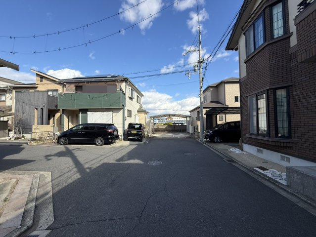 岸和田市磯上町4丁目　中古戸建の前面道路含む現地写真