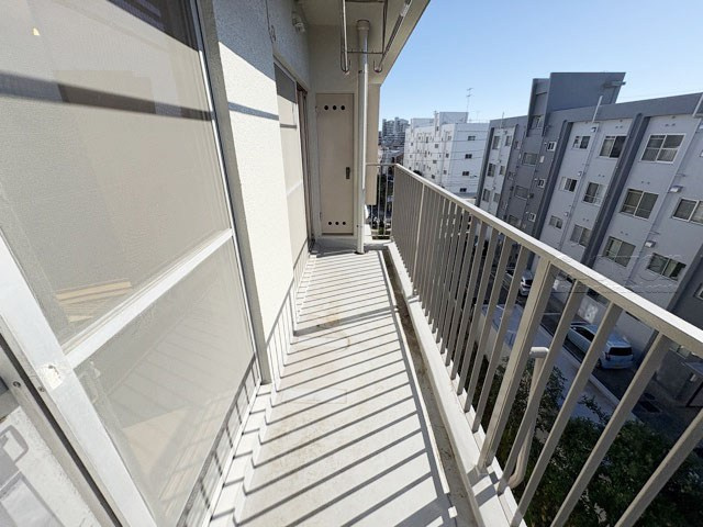 【バルコニー】 | 産業住宅三鷹第4アパート | 陽当りの良さが自慢のバルコニーには、太陽光がさんさんと降り注ぎます。気分爽快な新生活を十分に想像できますね。～即日のご見学可能～　お問合せはお気軽にどうぞ。