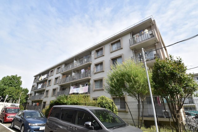 【現況写真】 | 産業住宅三鷹第4アパート | 前面道路と外観の様子です。～即日のご見学可能～　お問合せはお気軽にどうぞ。