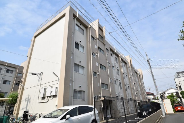 【現況写真】 | 産業住宅三鷹第4アパート | 前面道路と外観の様子です。～即日のご見学可能～　お問合せはお気軽にどうぞ。