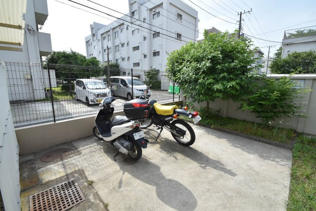 【駐車場】 | 産業住宅三鷹第4アパート | バイク置き場。空き区画の有無や駐輪料金、サイズおよび排気量規定などについては、改めてお問い合わせください。～即日のご見学可能～　お問合せはお気軽にどうぞ。
