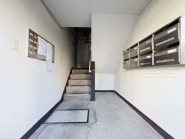 【ロビー】 | 産業住宅三鷹第4アパート | 集合ポストなどを備えたエントランスホール。ここもマンションの顔となる部分であり、しっかりと清掃の行き届いたさまに安心感をおぼえます。～即日のご見学可能～　お問合せはお気軽にどうぞ。