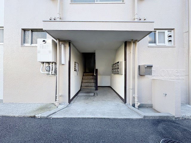 【エントランス】 | 産業住宅三鷹第4アパート | マンションの正面エントランス。出入りする人間を癒してくれるマンション入り口であり、その建物の「顔」でもあります。～即日のご見学可能～　お問合せはお気軽にどうぞ。
