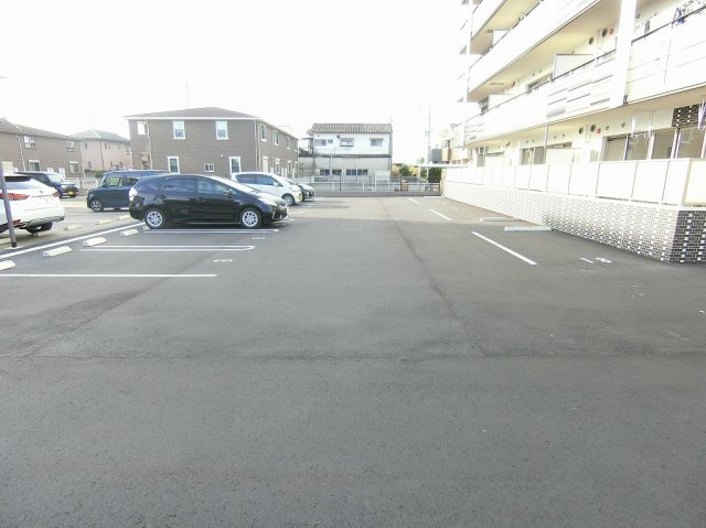 ムーンコート梅満の駐車場