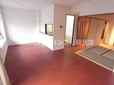 【居間・リビング】 | ガーデンコート蘇我 | こちらのリビングで趣味の時間をお楽しみください