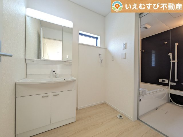 Cradle garden　熊谷市赤城町第3の独立洗面台|3面ミラーの後ろは収納スペースを完備
生活感のあるものは隠して、スッキリシンプルな洗面台に！清潔感のある空間♪