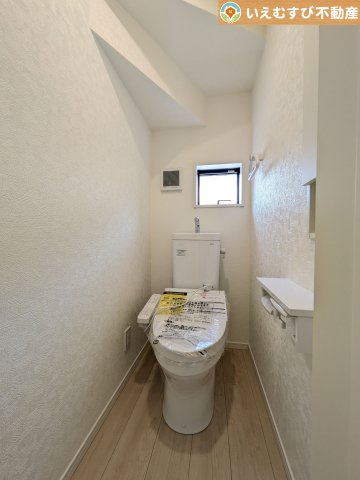 Cradle garden　熊谷市赤城町第3のトイレ|シンプルで清潔感のあるトイレ
窓付きで明るく、お掃除しやすいシンプルな空間♪