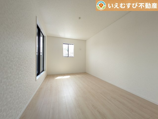 Cradle garden　熊谷市赤城町第3の洋室|ぬくもりのある色合いでシンプルな洋室
日当り良好で明るい洋室！大容量のウォークインクローゼット付き♪