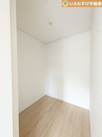 Cradle garden　熊谷市赤城町第3の収納|たっぷりの収納力を備えたウォークインクローゼット
たくさん収納できるので季節物やかさばるバッグなども片付きます♪