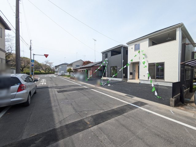 Cradle garden　熊谷市赤城町第3の前面道路含む現地写真|充分な広さの8ｍ前面道路
間口が広くお車の出し入れも問題なく行えるスペースが確保されています♪