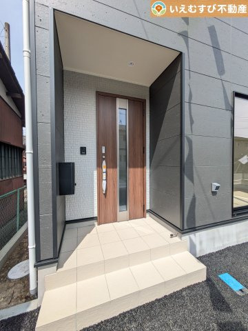 Cradle garden　熊谷市赤城町第3のエントランス|落ち着いた色づかいのエントランス
駐車場からアクセスの良いエントランス。雨の日や荷物が多くても安心の動線♪