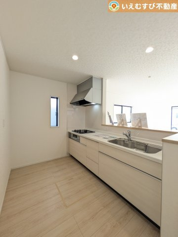 Cradle garden　熊谷市赤城町第3のキッチン|リビングのお子様を見守りながらお料理ができる対面キッチン
様子を見たり会話をしながら過ごせるキッチンで楽しく料理ができますね！