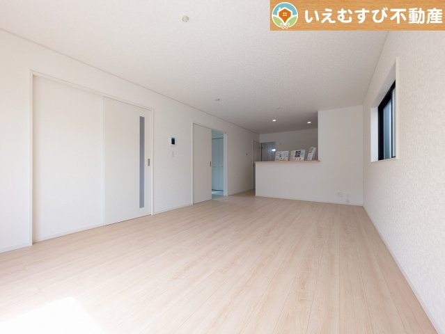 Cradle garden　熊谷市赤城町第3の居間・リビング|ナチュラルな色合いで落ち着いた印象のリビングダイニング
ぬくもりのあるナチュラルな空間。グリーンを飾っても相性が良さそうですね♪