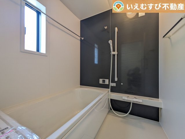 Cradle garden　熊谷市赤城町第3の浴室|モダンな配色の落ち着いた浴室
ダークトーンの壁面がアクセントになっておしゃれ！窓付きで空気の入れ替えも出来ます！